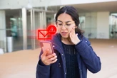 Millones de mexicanos ya no contestan llamadas de desconocidos: Condusef alerta que ahora los fraudes llegan por SMS 