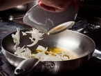 El órden de los productos, sí modifica el sabor. Por qué cocinar antes el ajo o la cebolla es clave para el resultado 