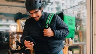 IMSS publica reglas para asegurar a repartidores de apps: las plataformas tendrán que pagar cuotas aunque ganen menos del mínimo 