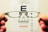 El Gobierno anuncia una nueva ayuda para comprar gafas o lentillas a menores de 16 años: así se podrá tramitar 