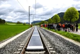 Suiza instaló la primera planta solar ferroviaria del mundo: un año después, su éxito ha hecho que sus vecinos pregunten por ella 