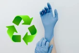 Hay un nuevo plan para combatir la contaminación por plástico y el cambio climático: convertir guantes en "redes" para atrapar CO2 