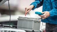Hacer este sencillo mantenimiento puede mejorar la batería de tu auto y solo necesitas este elemento 
