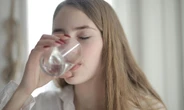 Cuánta agua debes tomar al día según los expertos, y por qué los ocho vasos no siempre son la mejor medida  
