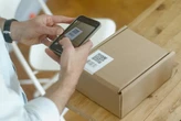 Recibes un paquete que no pediste con un “regalo” y un código QR: la estafa en EE.UU. que ya preocupa al FBI 