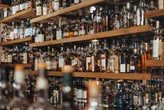 Este reconocido bar de Sevilla solo quiere camareros mayores de 45 años: "nos cansamos de la informalidad de algunos jóvenes"