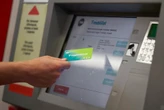 Hay 700 máquinas de venta de tickets del metro de Barcelona que ya no se actualizan, así que las van a retirar por miedo a ciberataques 