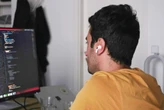 "Felicidades, lo arruinaste": este usuario tenía una hormiga caminando dentro de su monitor y ahora tendrá que verla para siempre 