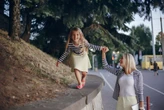 Los psicólogos coinciden: quienes jugaron en la calle hasta tarde no ven esa infancia como descuido, sino como un entrenamiento temprano 