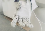 Un ayuntamiento contrató a un robot como funcionario. Se acabó tirando por las escaleras, tras un año haciendo sus tareas 