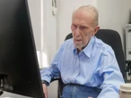 "La edad nunca es un factor": A sus 102 años, esta persona enseña a los jóvenes a usar Windows y celulares, herramientas con las que muchos viejitos tienen problemas 