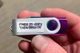 Alguien encontró una USB con la leyenda "gratis para compartir". Su contenido era la palabra de Dios, literalmente 