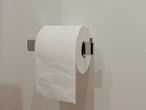 Sí existe una forma correcta para colocar el rollo de papel en el baño y una patente lo confirmó desde 1891  