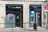 Despiden a la directora de la sucursal de un banco en este país que cobraba casi 150,000 pesos al mes por irse a cortar el cabello en horario laboral 