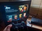 Si tienes un PS3 con una tele vieja, puedes ver series de Netflix como nunca lo imaginaste 