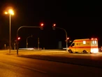 Puedes pasarte un semáforo en rojo para ceder el paso a una ambulancia, o no: esto dice la ley en México 
