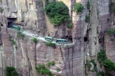 Trece jóvenes en China cavaron a mano un túnel durante 5 años: atravesaron un acantilado vertical