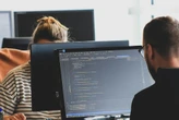 Algunos programadores de Amazon temen acabar como los trabajadores de sus almacenes: de escribir código a revisar el de una IA 