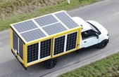 Esta camioneta tiene paneles solares en toda su caja y ha estado cuatro meses paseando en Europa: suena tan bien que todos tienen dudas 