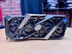 Esto que ves no es una tarjeta gráfica, pero casi. Alguien ha metido un PC entero dentro de una carcasa de GPU y la idea no es loca 
