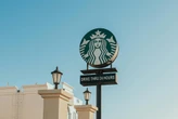 La dueña de Starbucks y Domino’s se desploma en México: venden mucho, pero ganan poco 