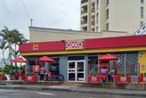 Los impuestos a refrescos y cigarros ya tienen un ganador inesperado en México: OXXO vende más aunque tenga menos clientes 