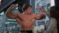 La primera película de Arnold Schwarzenegger: su debut a los 22 años fue tan malo que tuvieron que doblarlo en toda la película 