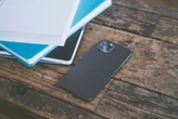 Hay gente poniendo sus celulares boca abajo cuando están en una mesa. Muchos deberíamos hacerlo  