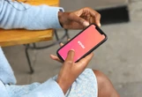 Si no ligas solo, prueba en pareja: así es la nueva función de Tinder que permite unirte a amigos para conocer gente 