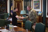 Зеленський, який підтягується 15 разів, на зустрічі з Малюком засвітив накачані біцепси. Фото