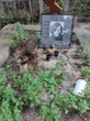 "Загнила вода, сміття, надгробку немає". Могила знаменитої художниці, "української Шанель" в Київі занедбана й захаращена