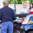 "Неприступна" модель із РФ сама застрибнула в автомобіль 72-річного магната після секретних слів швейцара. Відео