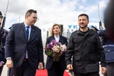 Подружжя Зеленських прилетіли у Чехію в костюмах однакового відтінку. Фото