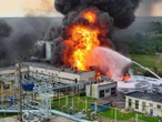 Після нальоту дронів у РФ горить великий нафтовий об'єкт "Лукойла". Відео, фото
