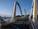 У Києві врятували підлітка, який "переоцінив сили" і поліз через перила мосту. Відео