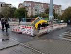В Одесі після потопу дістали маршрутку з-під землі. Це перехрестя вже "з'їло" не одну машину. Фото, відео