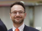 Польський євродепутат, який раніше критикував українських чоловіків, повідомив про обстріл свого авто
