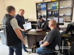 14 ділянок, квартира й машини. Експосадовець Сил логістики отримував незаконні доходи під час війни – ДБР