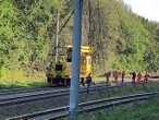 "Дуже багато вогню, ми вийшли з потягу і в посадці чекали". Подробиці інциденту на колії біля Києва