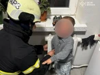 "Діалог зі сльозами на очах". Рятувальники показали, як визволяли хлопчика, що застряг у радиаторі