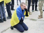 "Я незламний! Я люблю свою країну!" Найстаршому звільненому українцеві з полону – 59 років, наймолодшому – 22. Відео