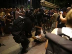 У Сербії відбулися сутички протестувальників із поліцією, десятки людей дістали поранення. Фото