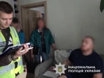 У Києві затримали чоловіка. Поліція стверджує, що він називав себе "мольфаром" і "знімав порчу"