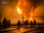 Загасити пожежу під Києвом поки не вдалося, ДСНС залучила чотири пожежні потяги