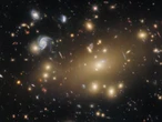 Космічний телескоп Hubble зняв масивне скупчення галактик, котре спотворює простір-час