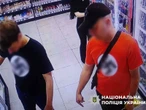 Поліція знайшла, хто носив прапор із свастикою в центрі Києва. Фото