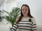 "У мене немає ока, я постійно відчуваю темряву". Історія важкопораненої 19-річної Анни з Дніпра у музеї "Голоси Мирних" Фонду Ріната Ахметова