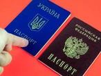Ексдипломата підозрюють у допомзі росіянці оформити паспорт України. Для чого це їй?