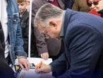 "Європа платить, українці воюють, а РФ буде виснажено". Орбан повідомив про збирання підписів "проти воєнних планів ЄС"