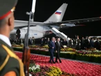 Путін приїхав в Таджикистан, де його мали заарештувати на вимогу МКС, але зустріли килимом з квітів